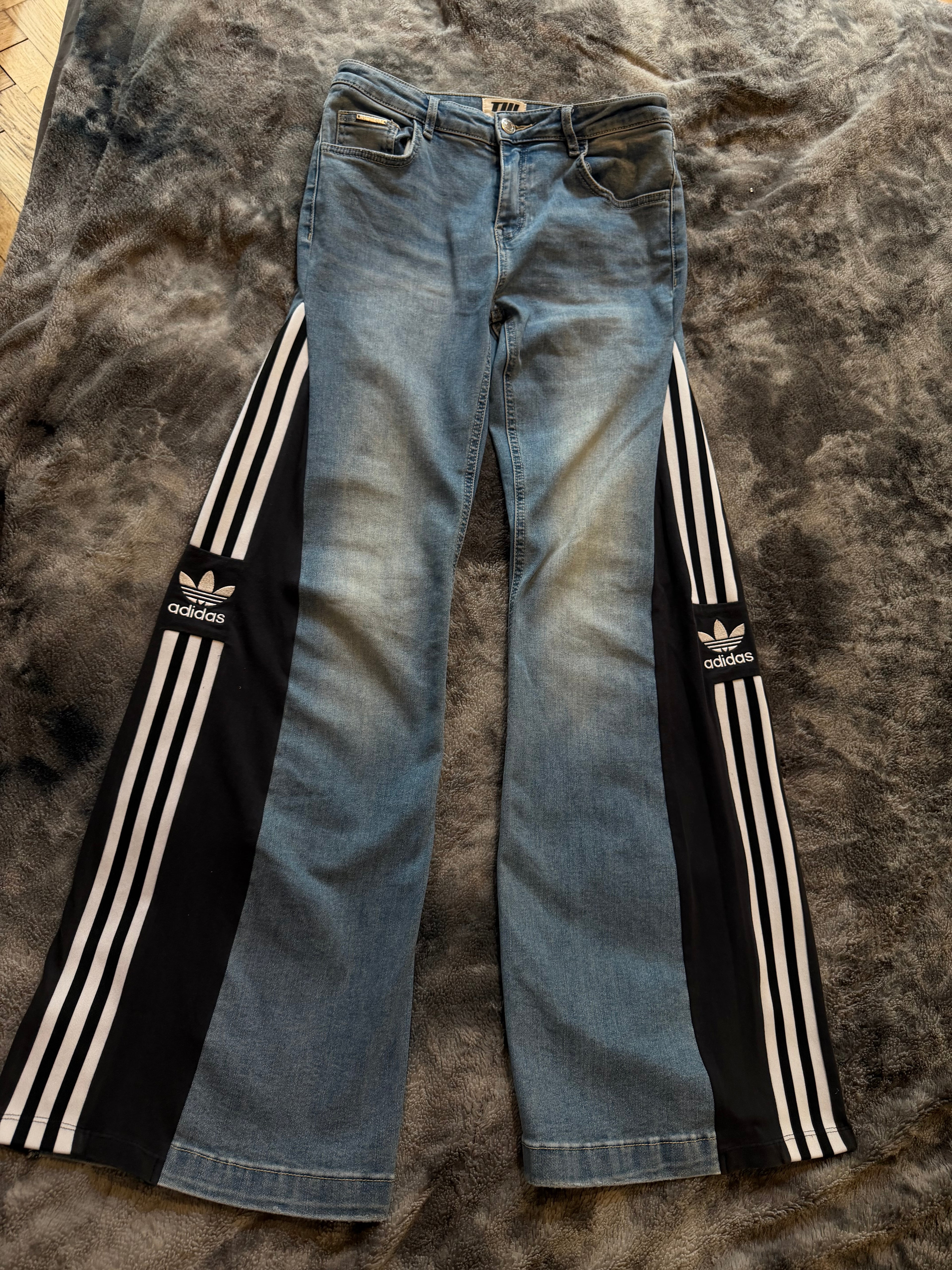 Push-Up Shaping Jeans – 3 Stripe Design – Size M/S