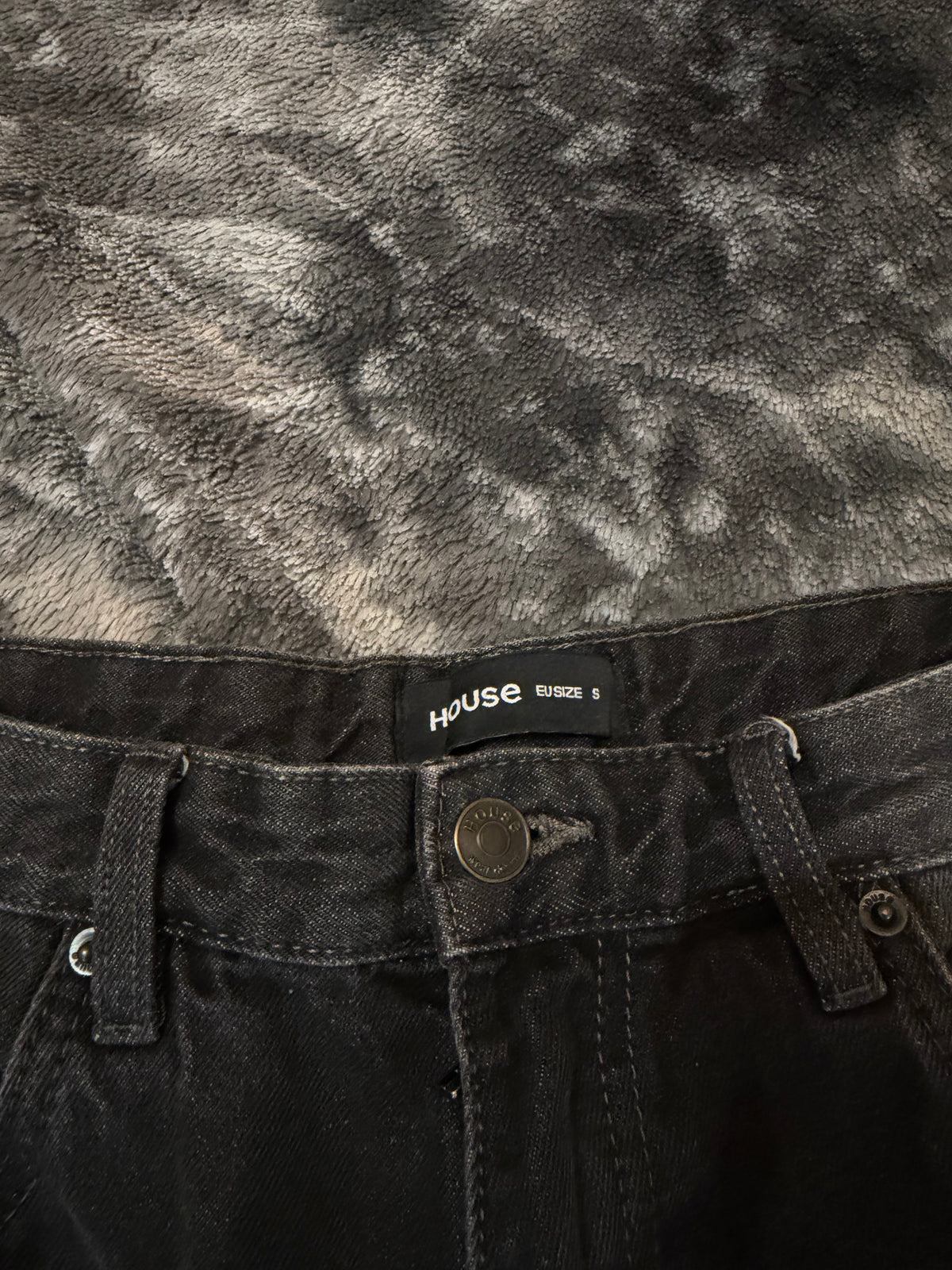 Dark Grey Diamond Cross Baggy Jeans – Size S/M 💎