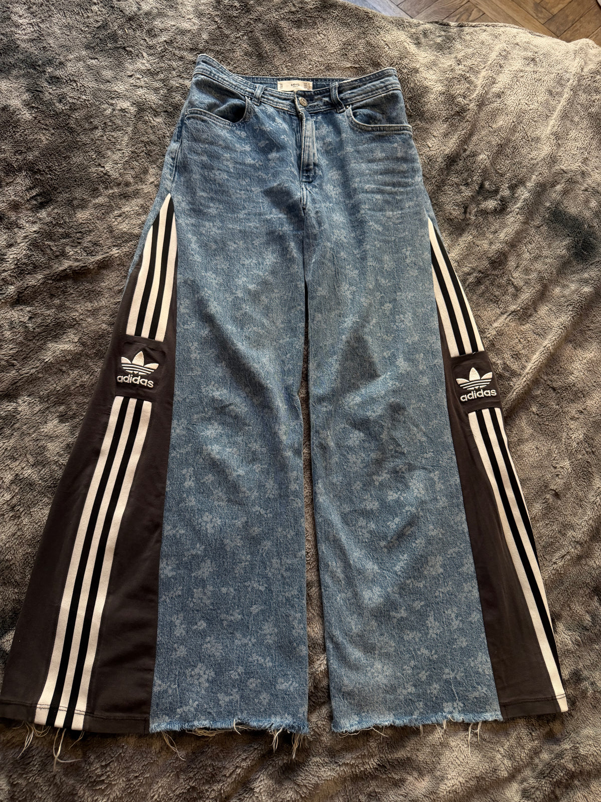 Printed Denim 3-Stripe Flared Jeans – Wide Leg – Size XS/S