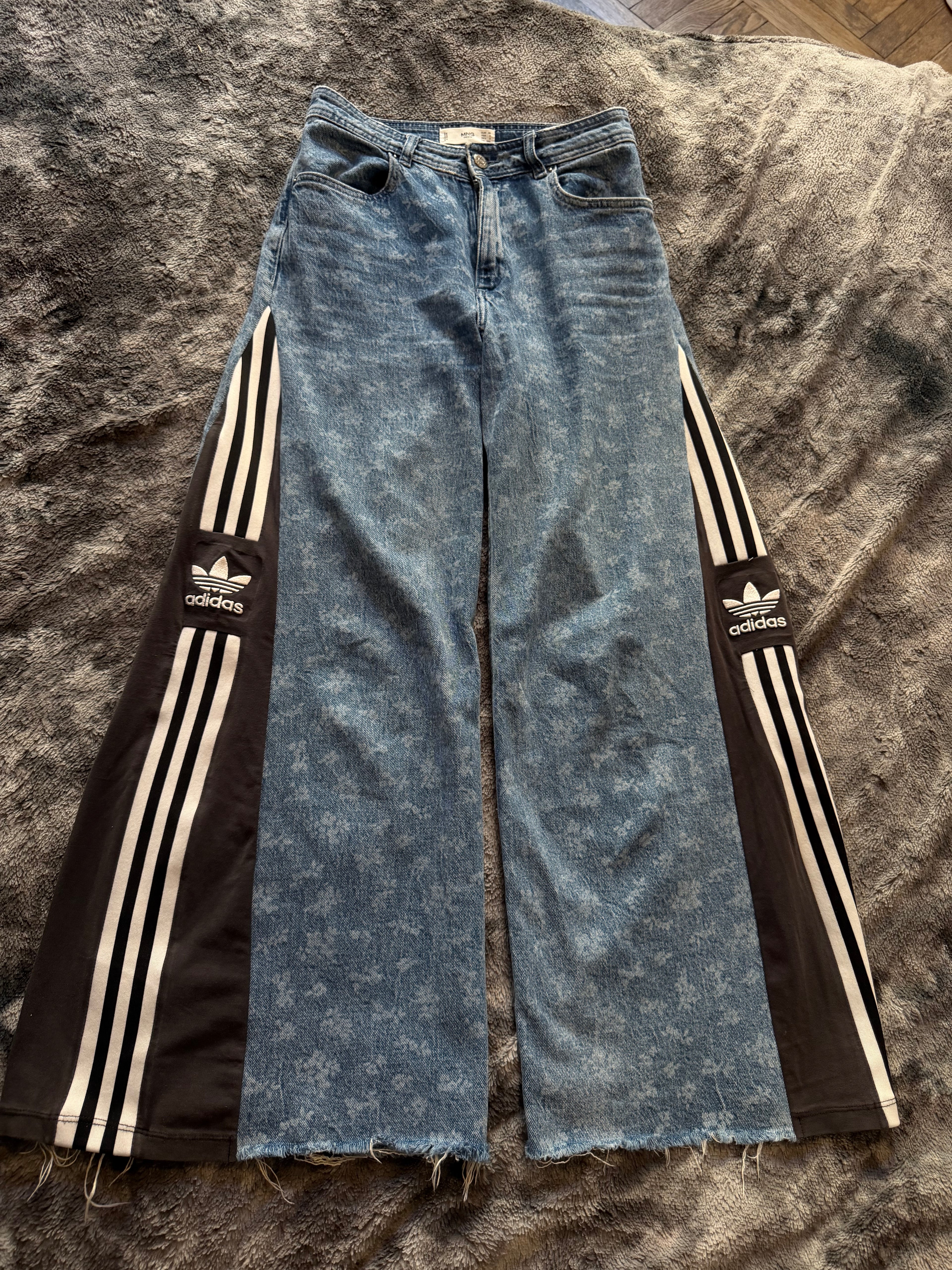 Printed Denim 3-Stripe Flared Jeans – Wide Leg – Size XS/S