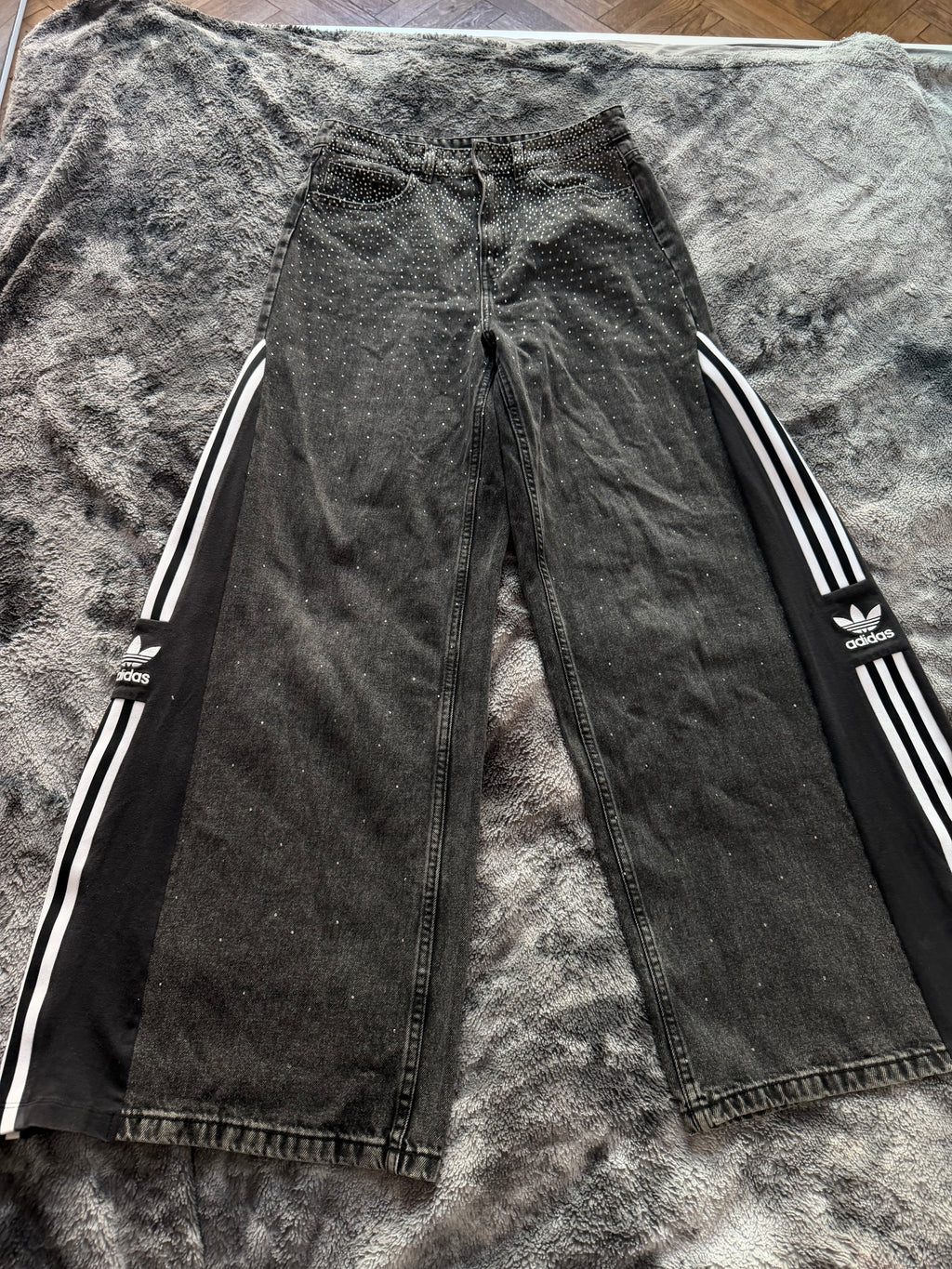 Dark Grey 3-Stripes Diamond Pants – M 🩶💎
