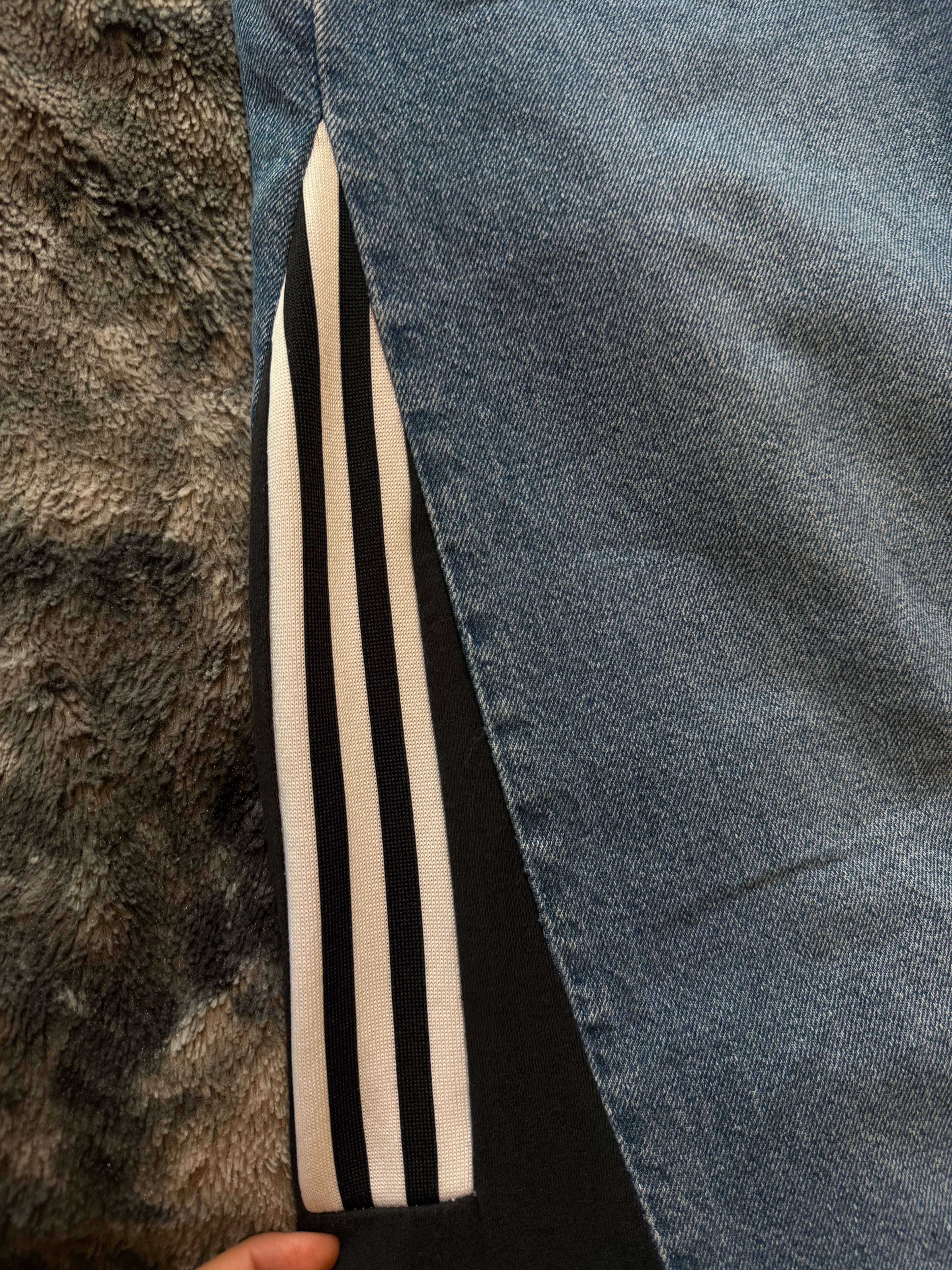 Baggy Flared Jeans with 3 Stripes – Size L/M