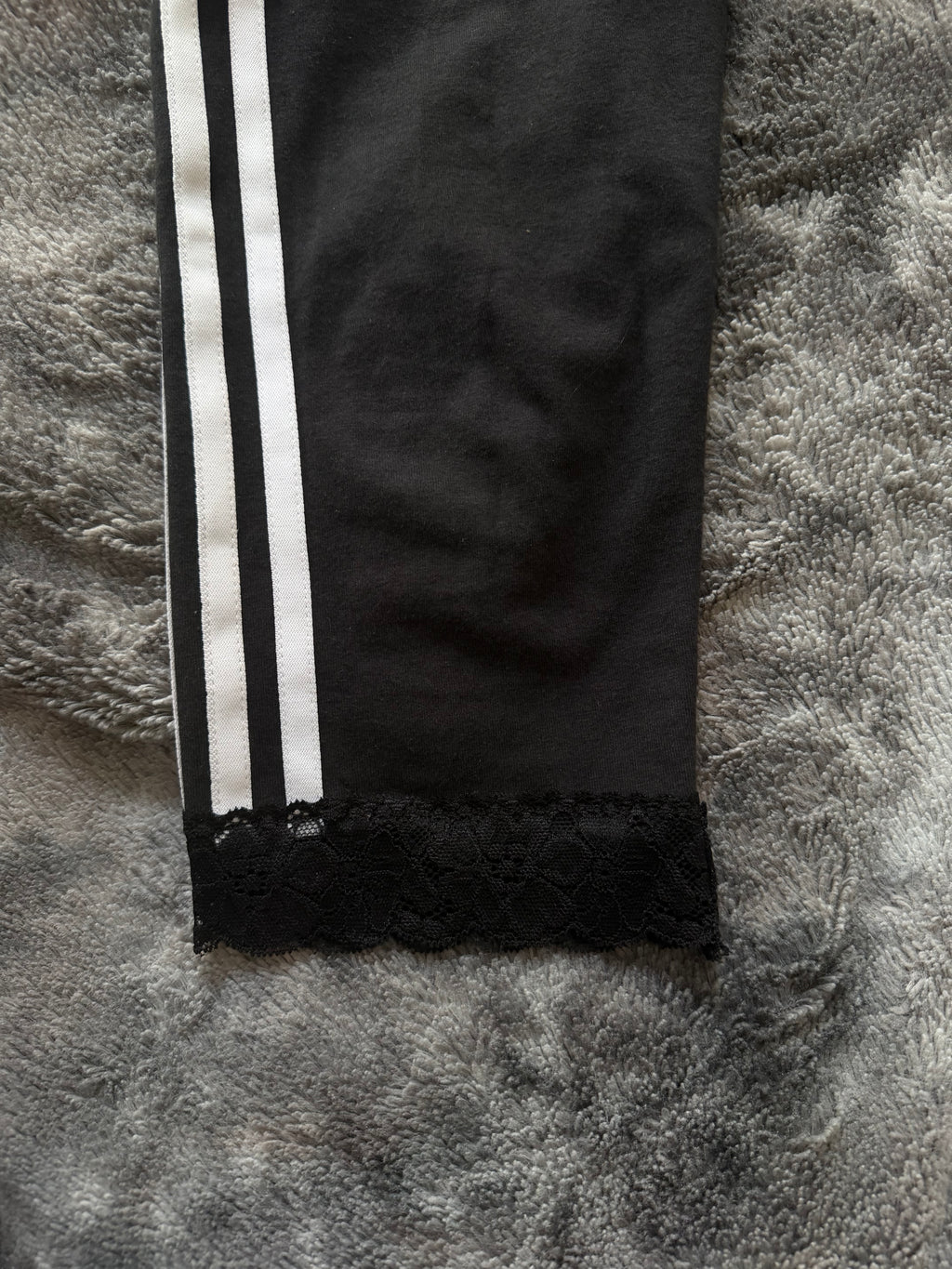 🖤 Custom Three-Stripe Capri Leggings with Lace Detail – One of a Kind – Size XS/S