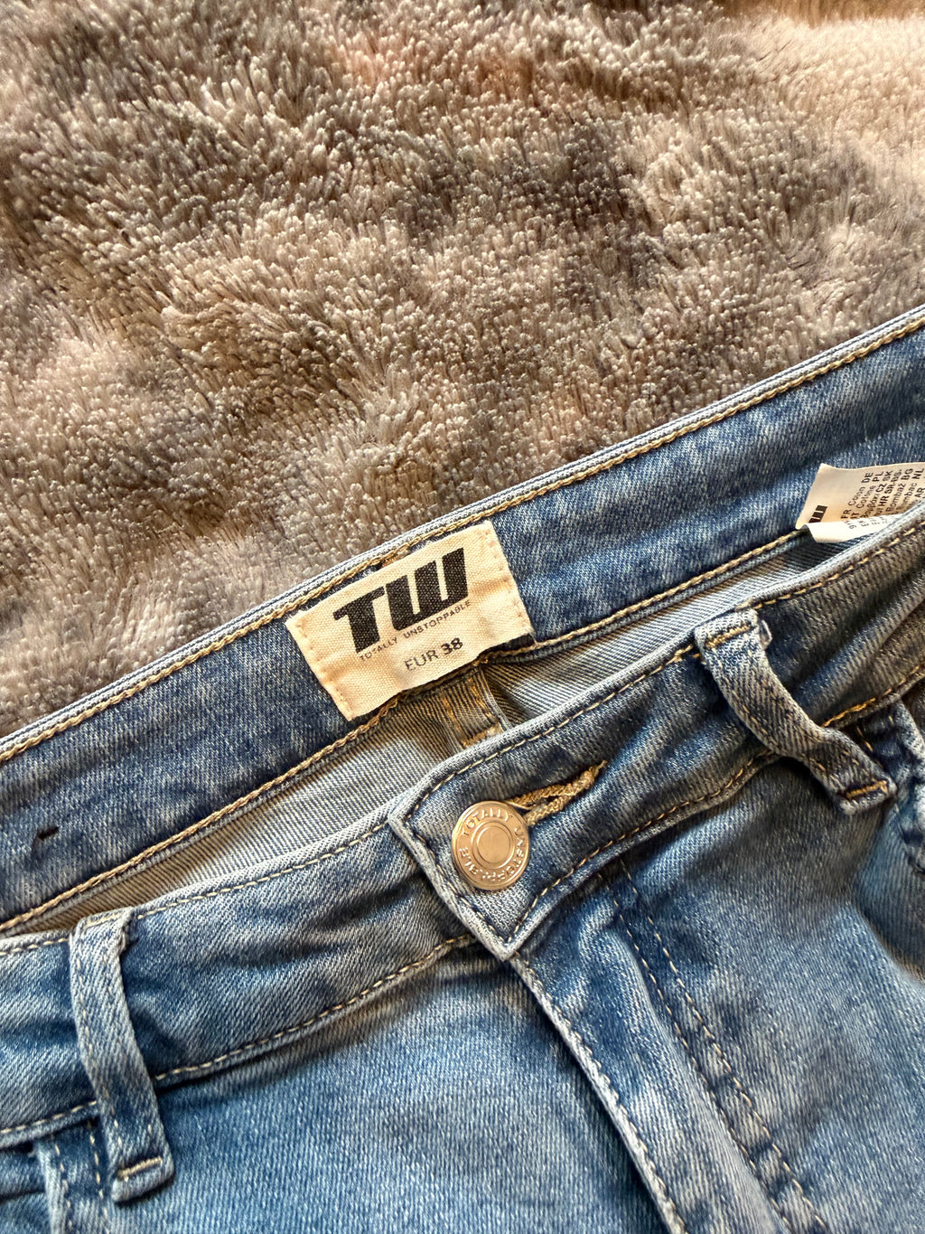 Push-Up Shaping Jeans – 3 Stripe Design – Size M/S