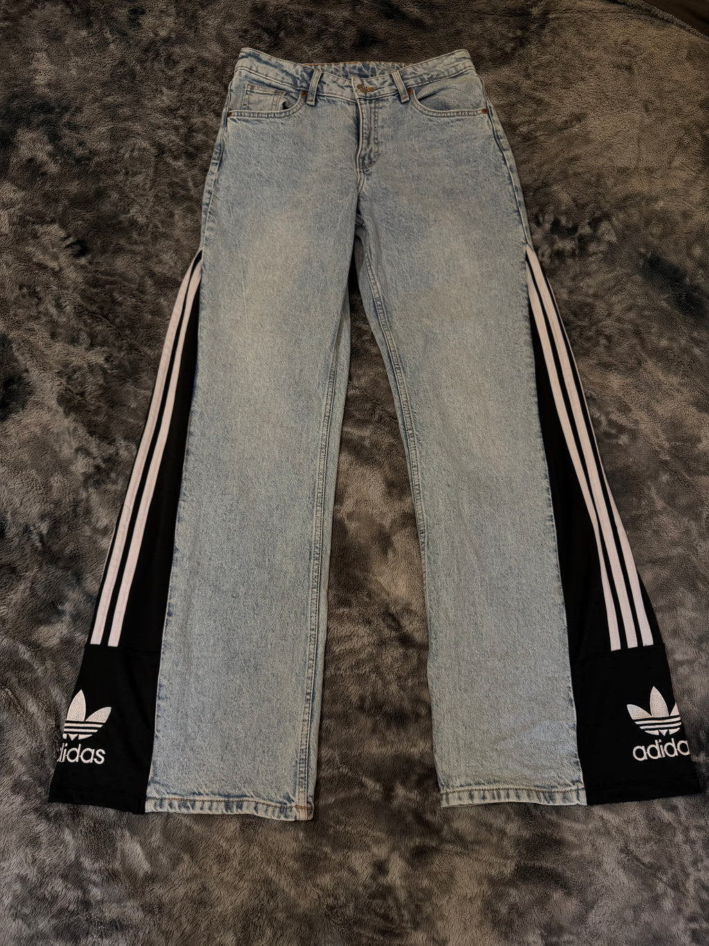 Three Stripes Baggy Jeans – Size S/M 🖤