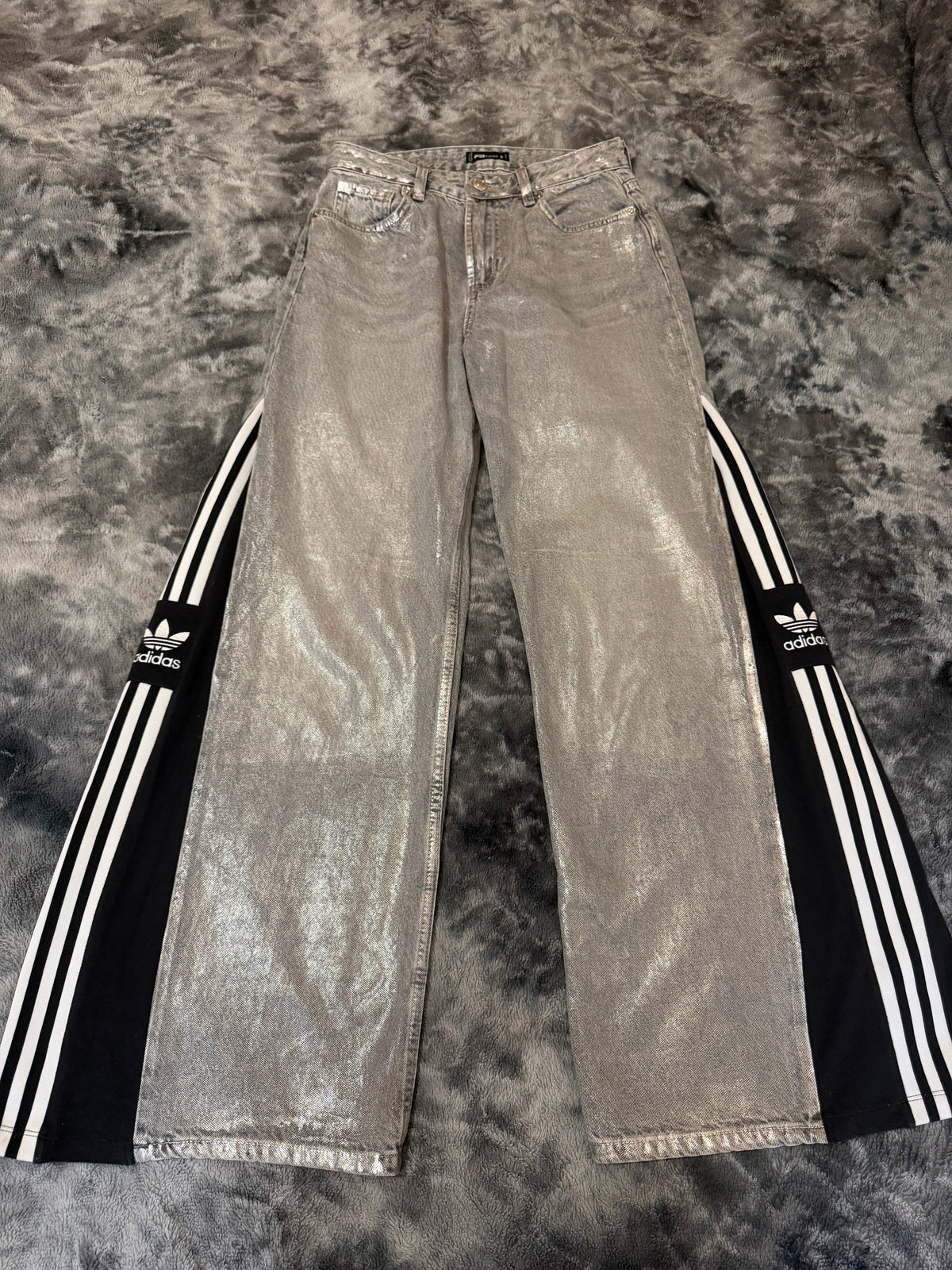 Metallic Grey Three Stripes Wide-Leg Pants – Streetwear size S