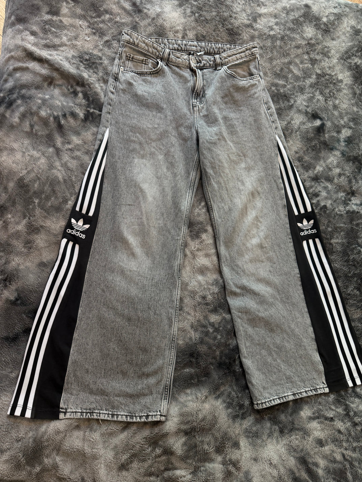 Grey Three-Stripe Baggy Wide Leg Jeans – Size XL/M