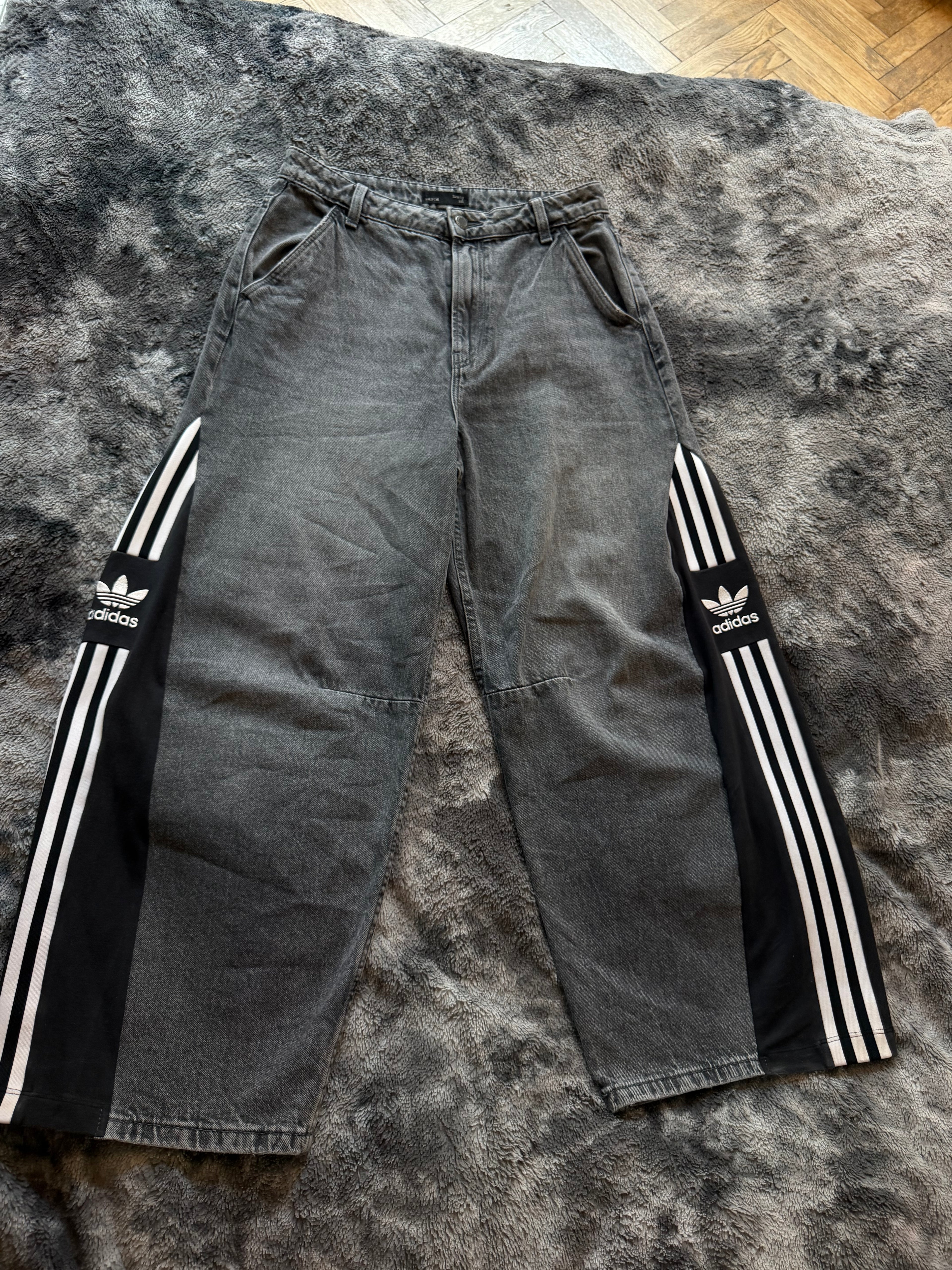Adidas Dark Grey Balloon Baggy Jeans – 3 Stripes – Size M