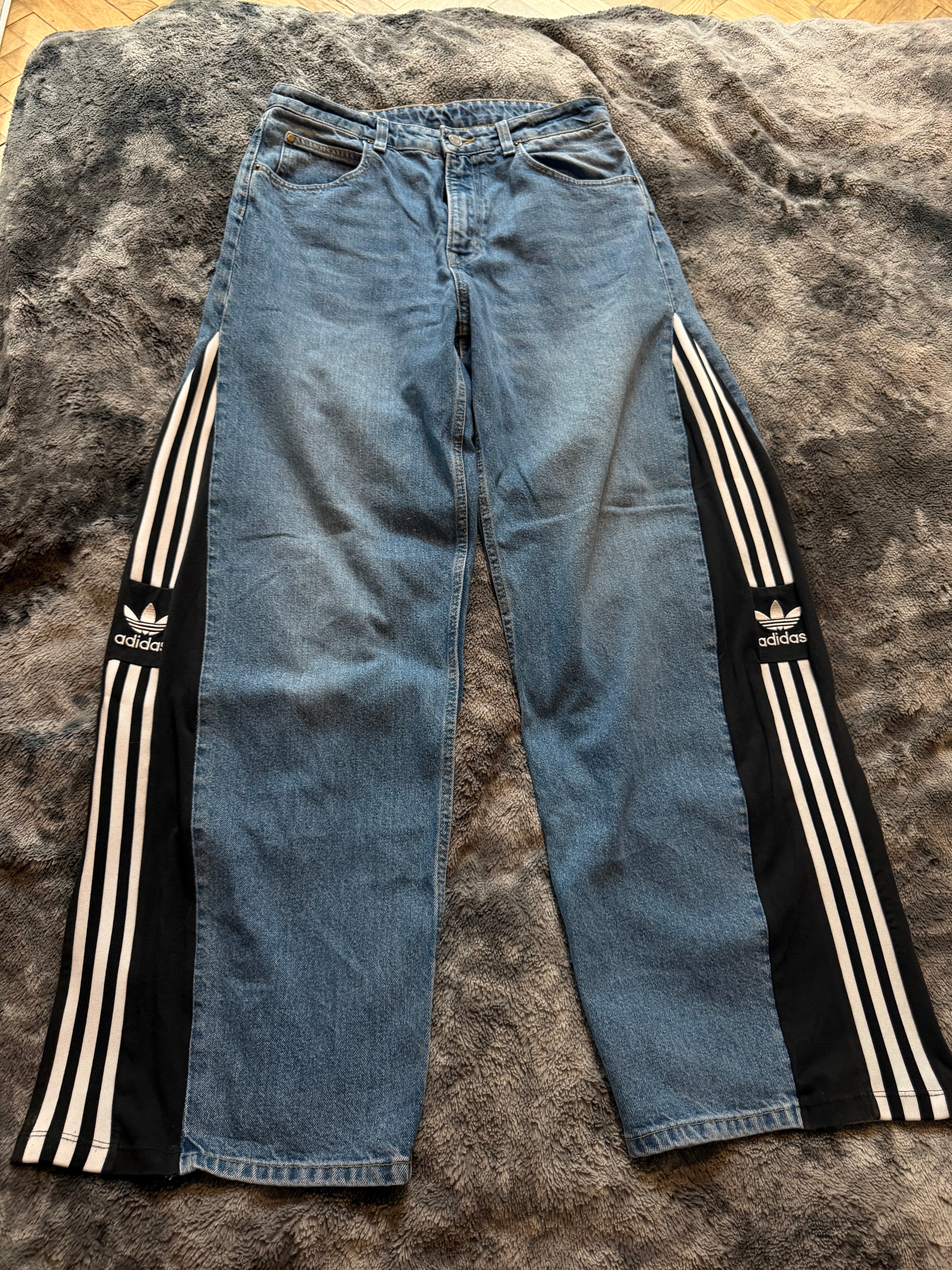Baggy Flared Jeans with 3 Stripes – Size L/M