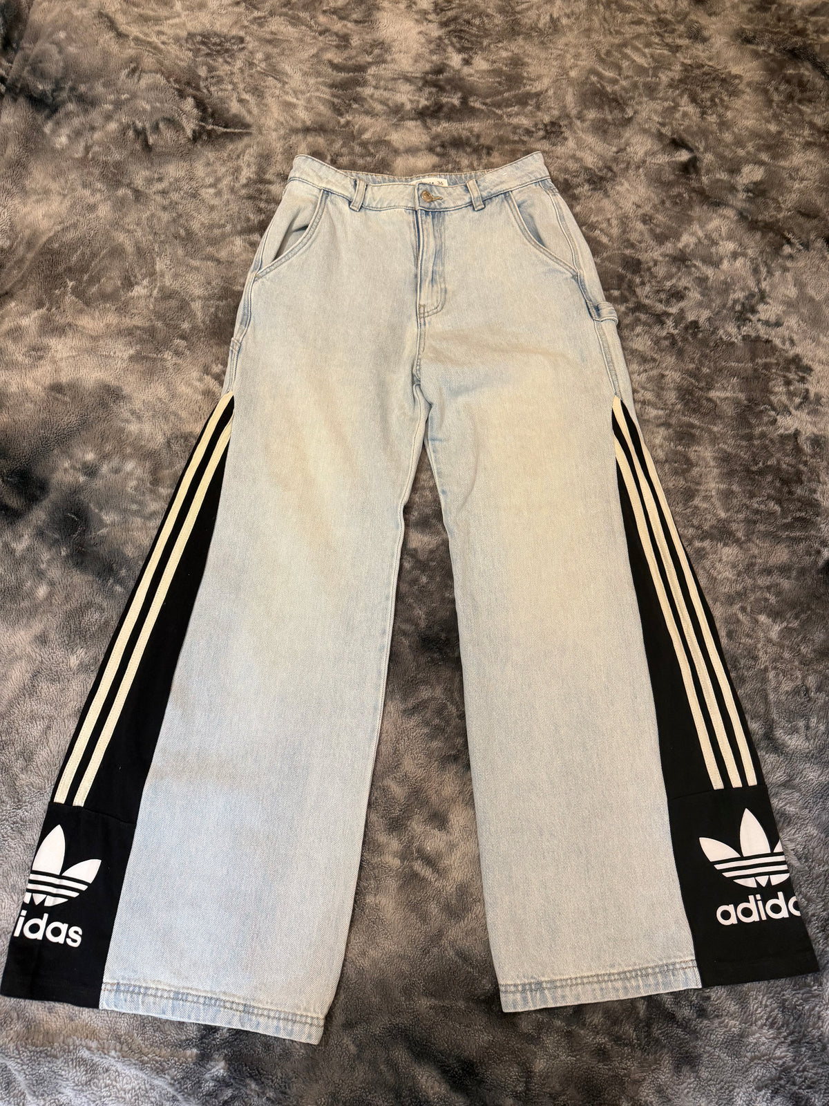 Three Stripes Wide-Leg Jeans – Streetwear size S