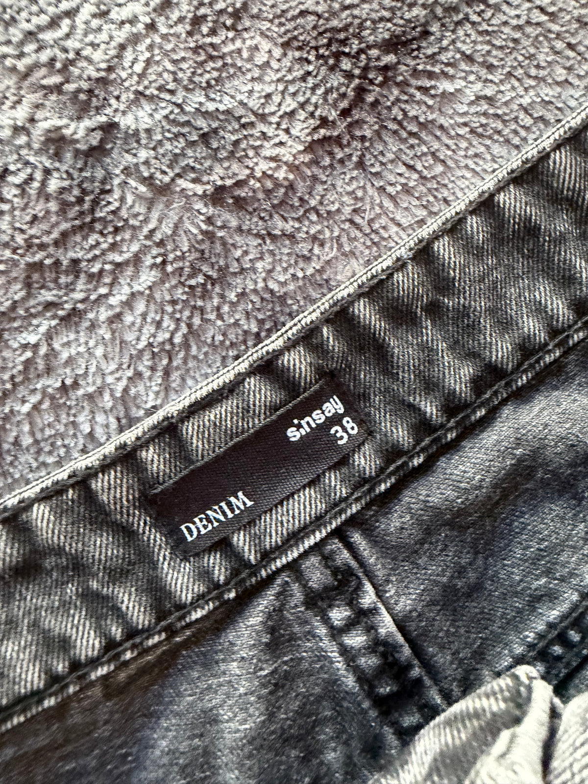 Dark Grey 3-Stripes Diamond Pants – M 🩶💎