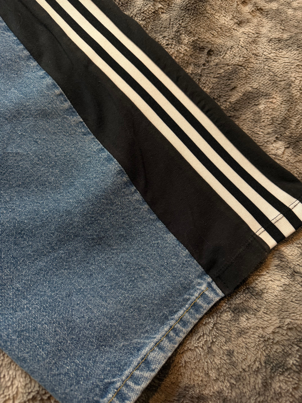 Baggy Flared Jeans with 3 Stripes – Size L/M