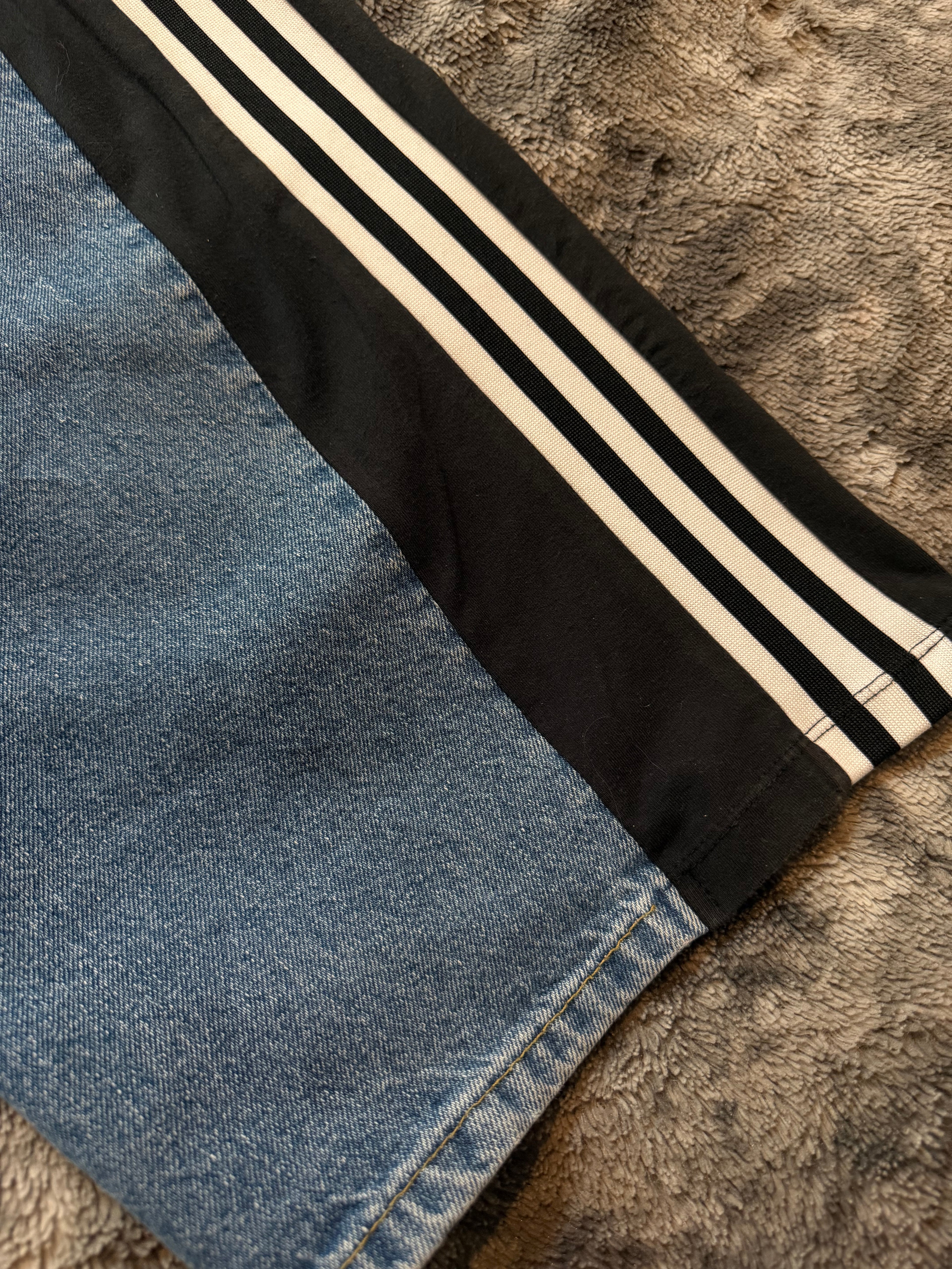 Baggy Flared Jeans with 3 Stripes – Size L/M