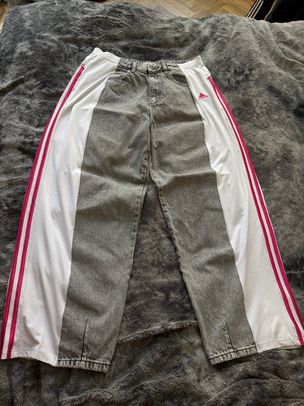 Custom Grey/White Baggy Jeans with Pink Stripes – One of a Kind – Size M