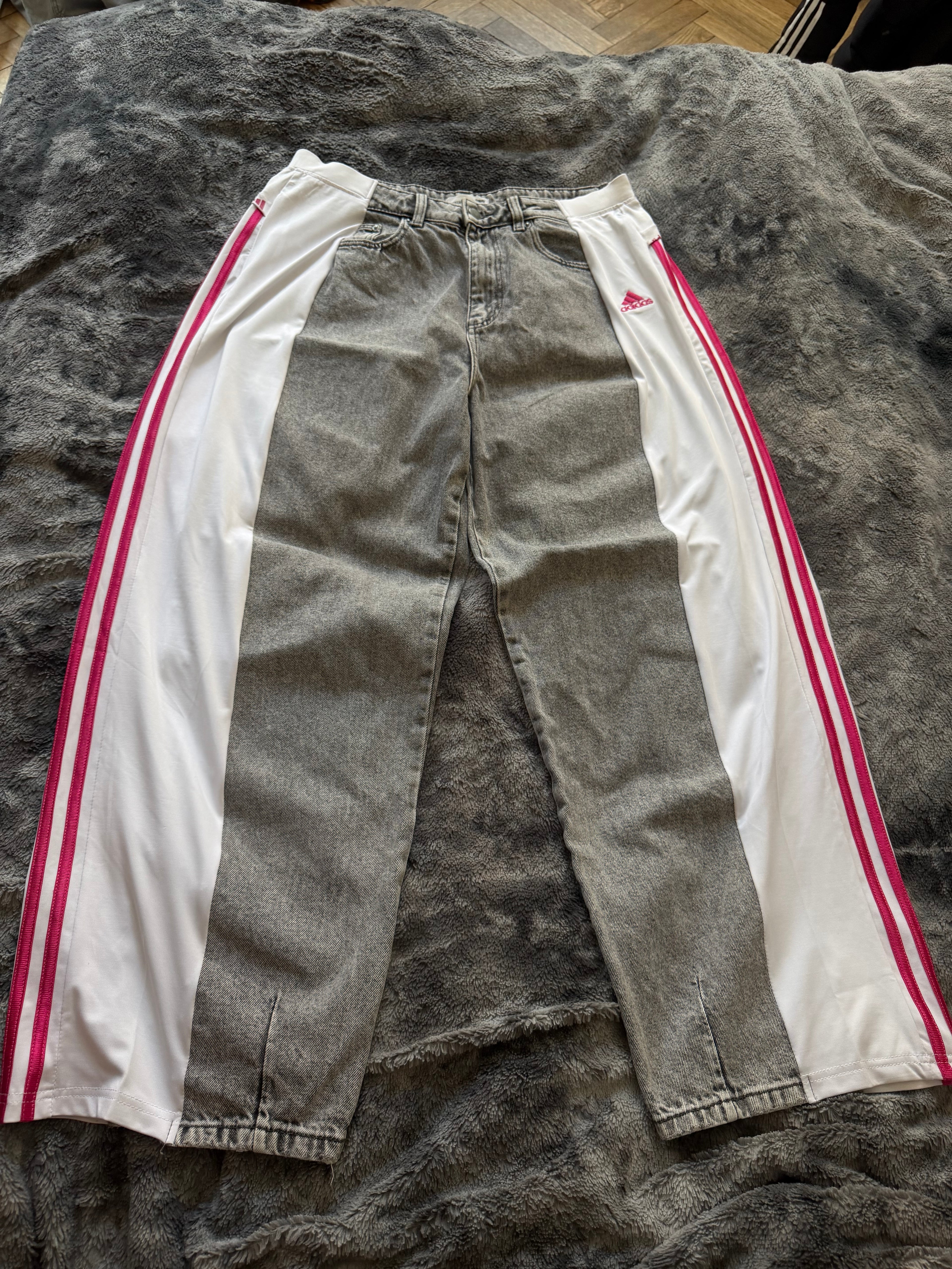 Custom Grey/White Baggy Jeans with Pink Stripes – One of a Kind – Size M