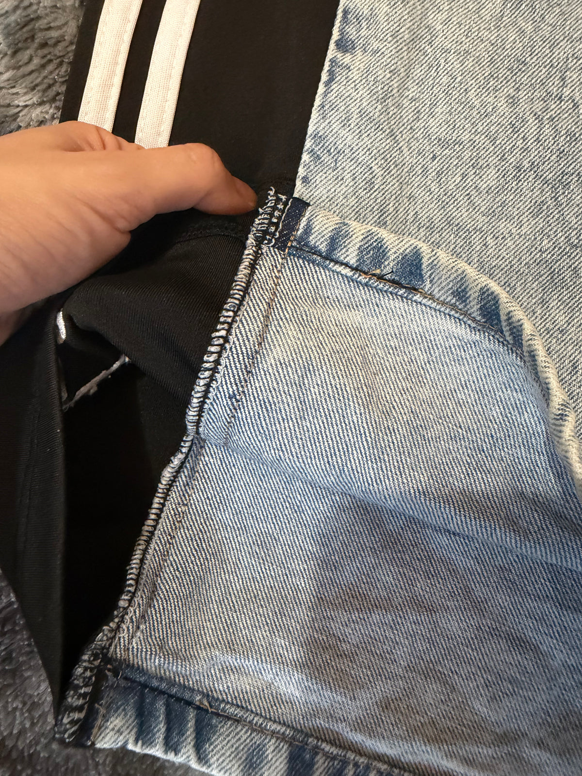 Three Stripes Baggy Jeans – Size S/M 🖤