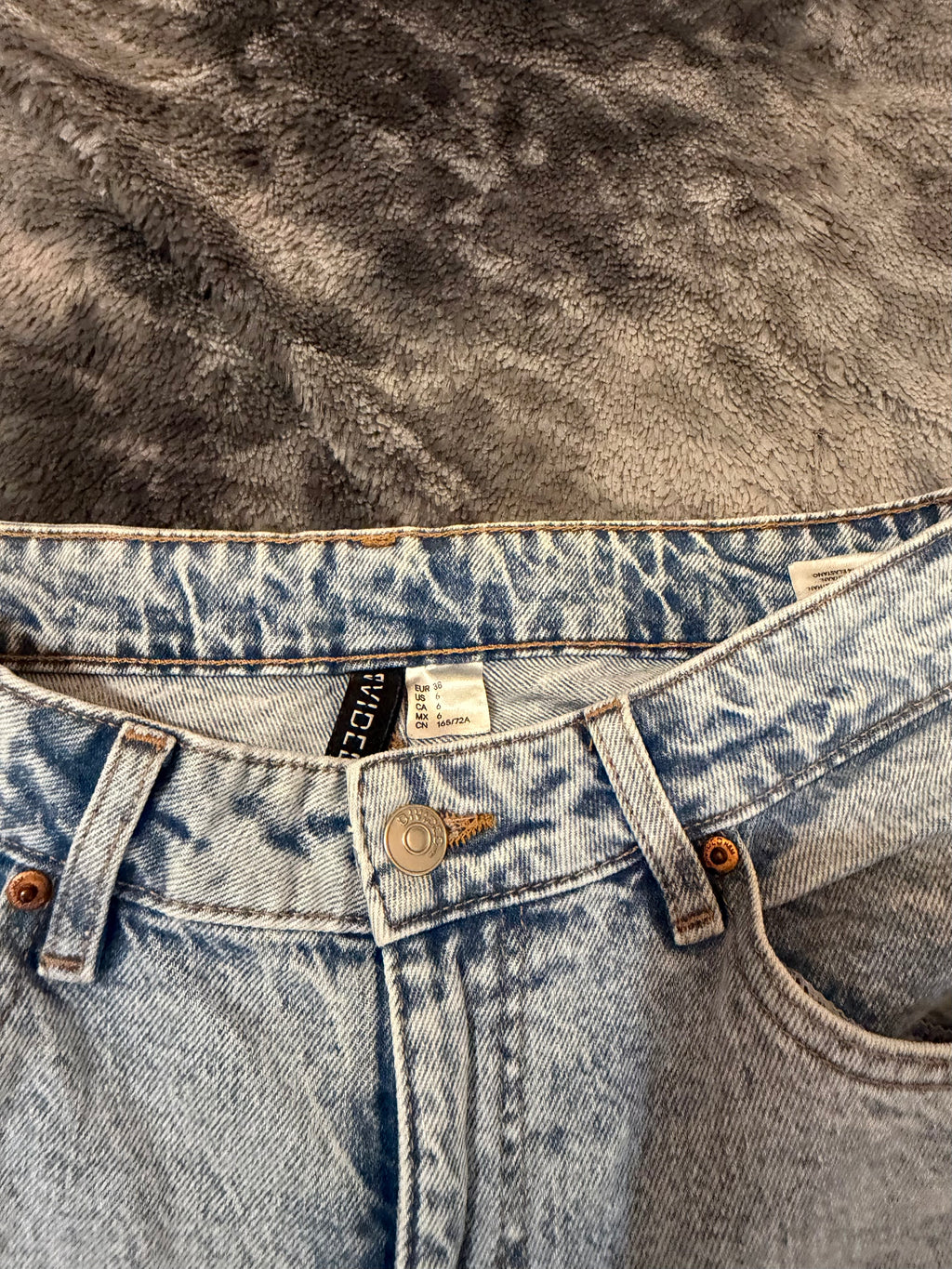 Three Stripes Baggy Jeans – Size S/M 🖤