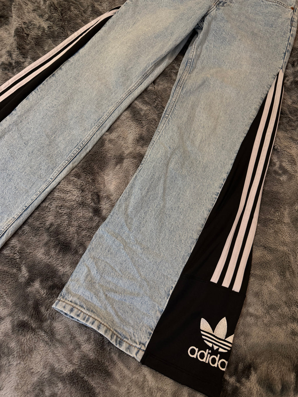 Three Stripes Baggy Jeans – Size S/M 🖤