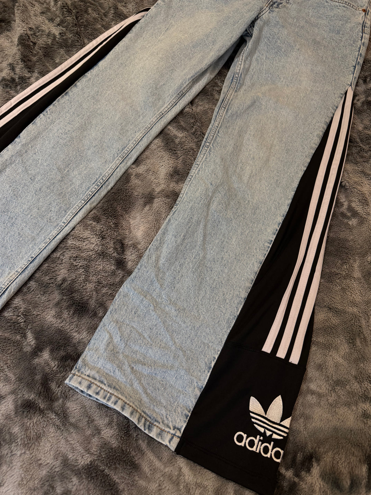 Three Stripes Baggy Jeans – Size S/M 🖤