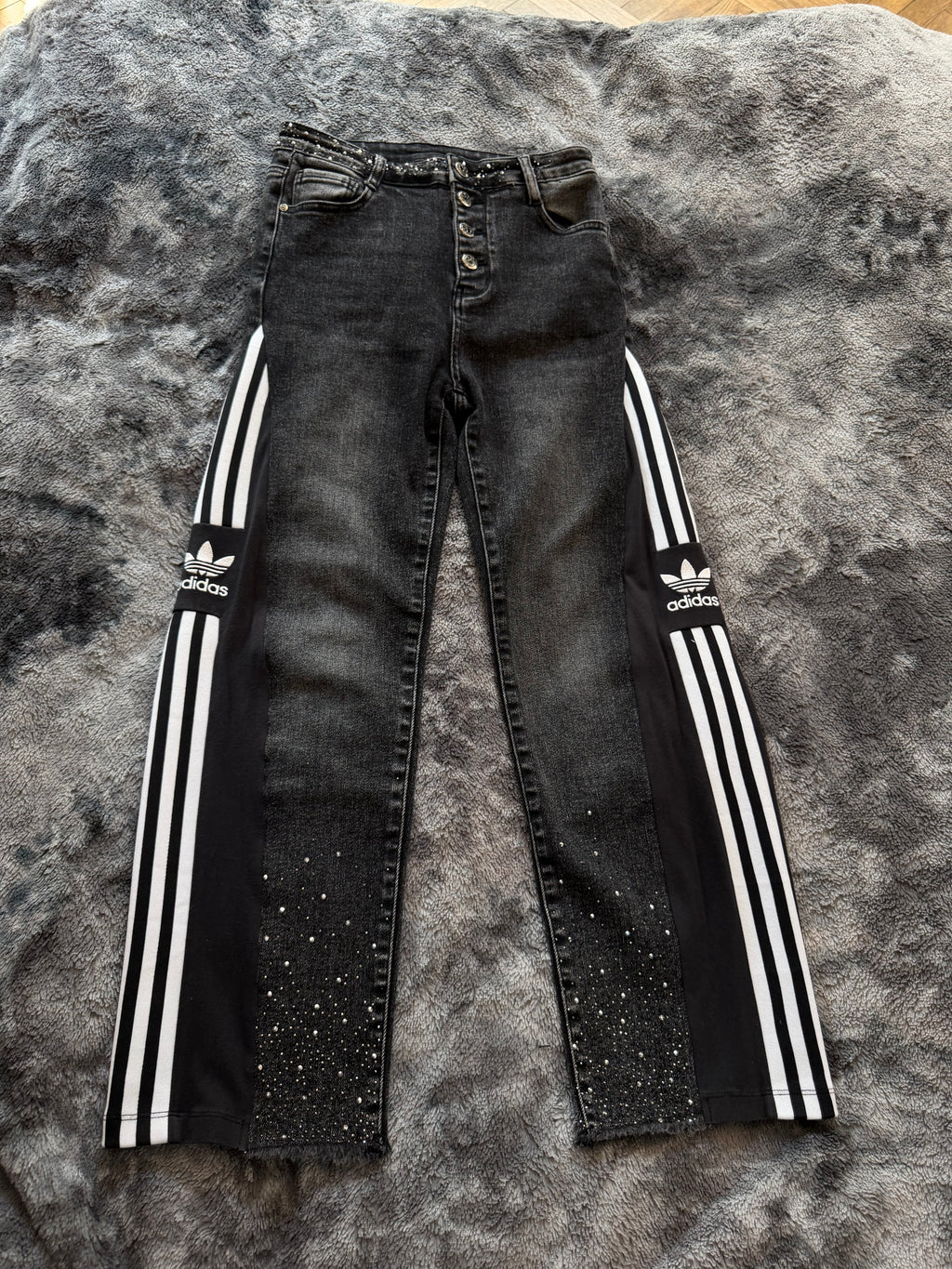 Dark Grey Push-Up Jeans with Rhinestones – S/XS | Wide Leg | 3 Stripes