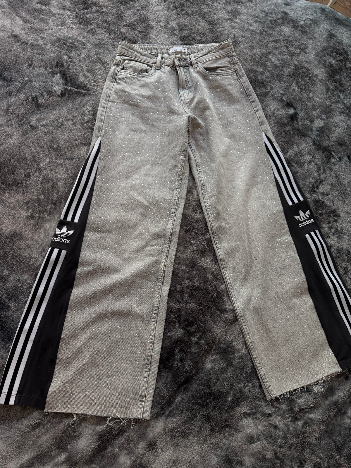 Grey Diamond 3-Stripes Wide Leg Jeans – Size S/XS ✨