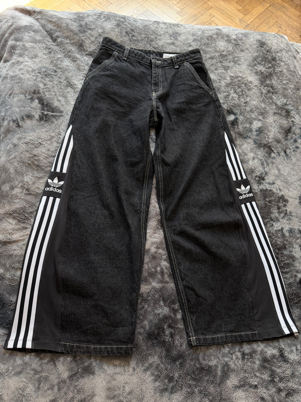 Custom Dark Grey Baggy Jeans with Three Stripes – One of a Kind – Size M