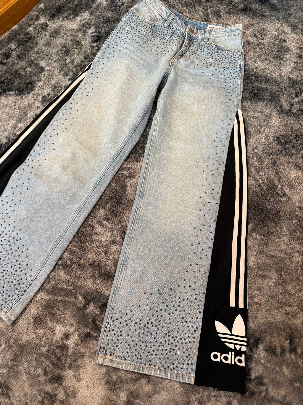 3-Stripe Diamond Wide Leg Jeans – Size S 💎💎