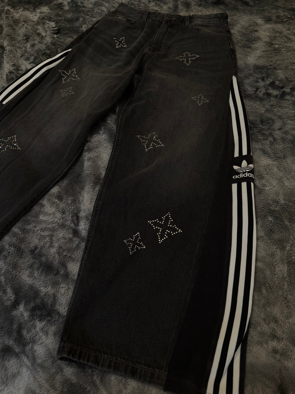 Dark Grey Diamond Cross Baggy Jeans – Size S/M 💎