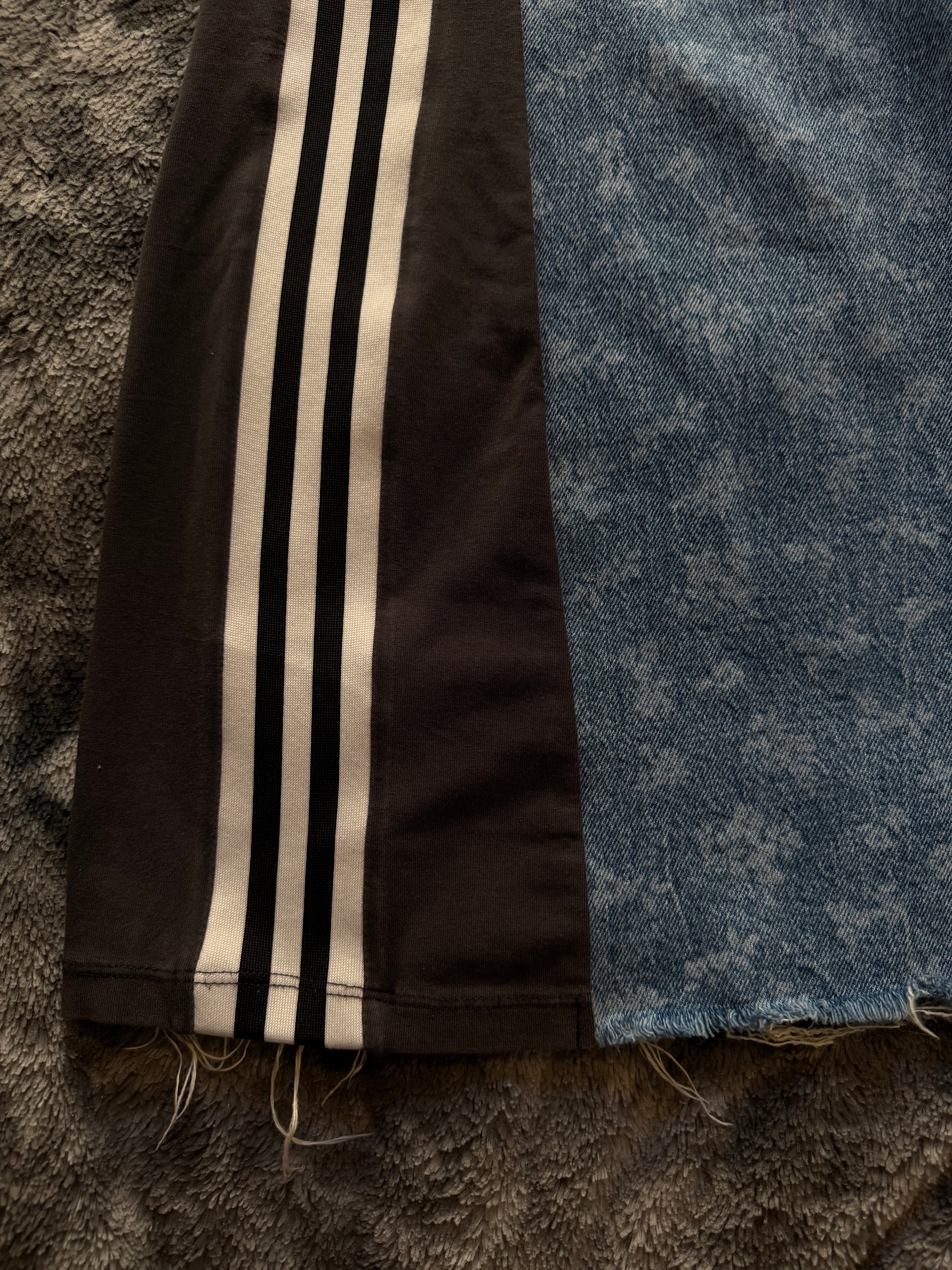 Printed Denim 3-Stripe Flared Jeans – Wide Leg – Size XS/S