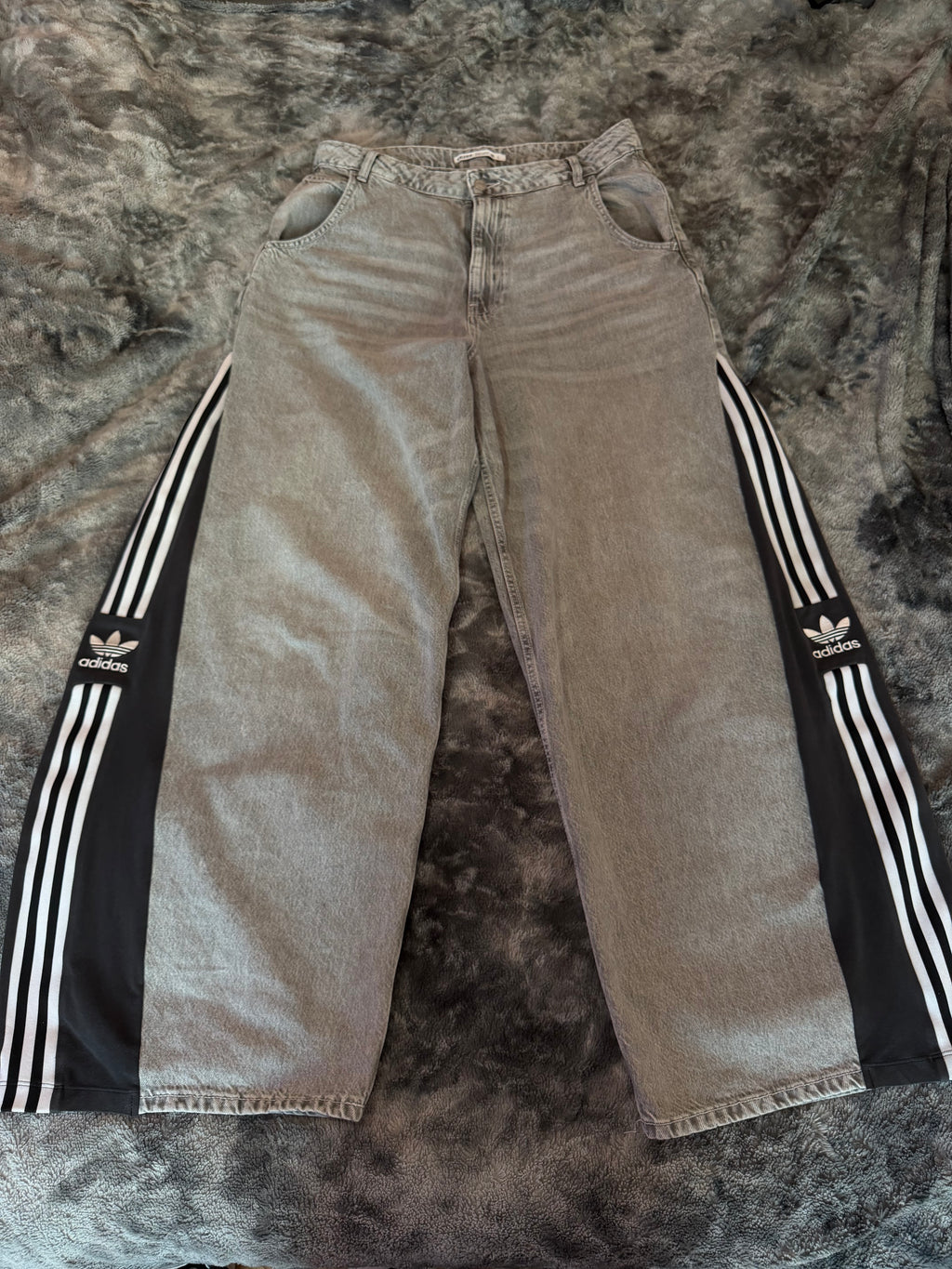 Grey Ultra Baggy Jeans – Three Stripes | Size L Oversize