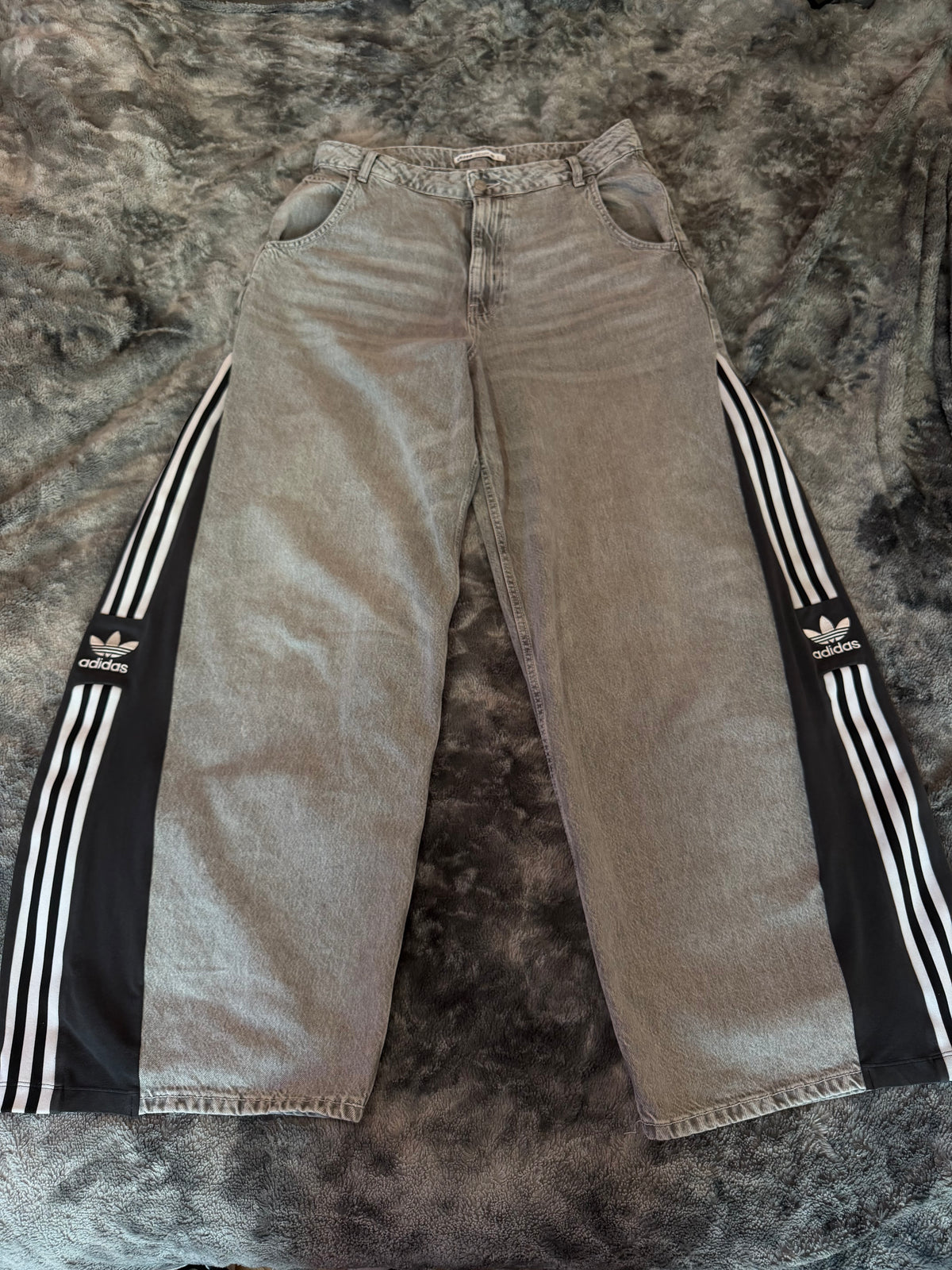 Grey Ultra Baggy Jeans – Three Stripes | Size L Oversize