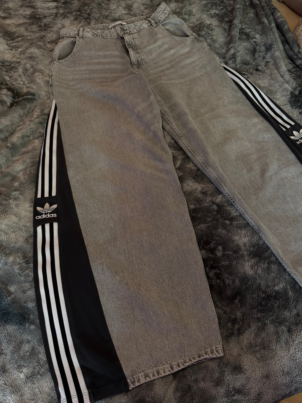 Grey Ultra Baggy Jeans – Three Stripes | Size L Oversize