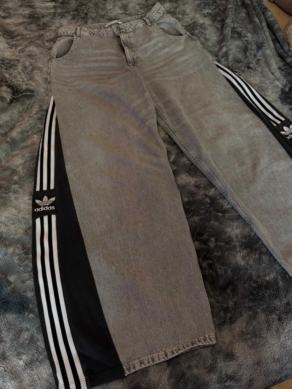 Grey Ultra Baggy Jeans – Three Stripes | Size L Oversize